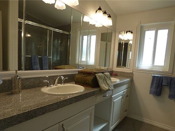 4th image of 1383 E Hillcrest Dr