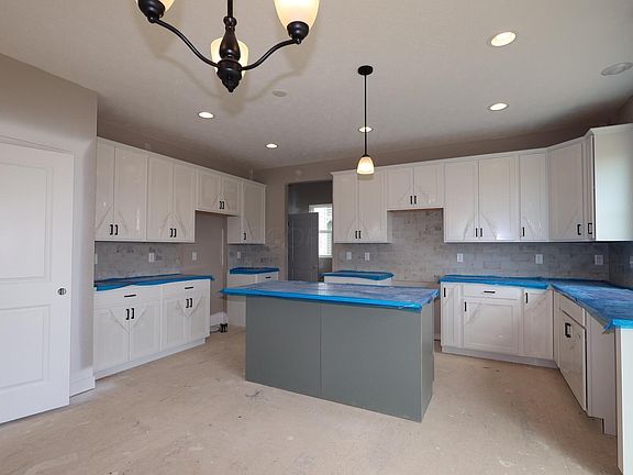 4th image of 327 Beck Way
