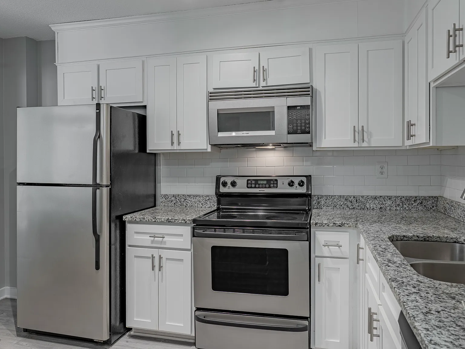 Sterling Glenwood Apartments — Photo 2