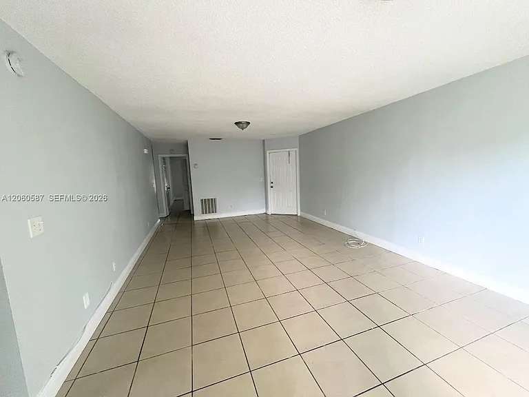 738 SW 9th St — Photo 8