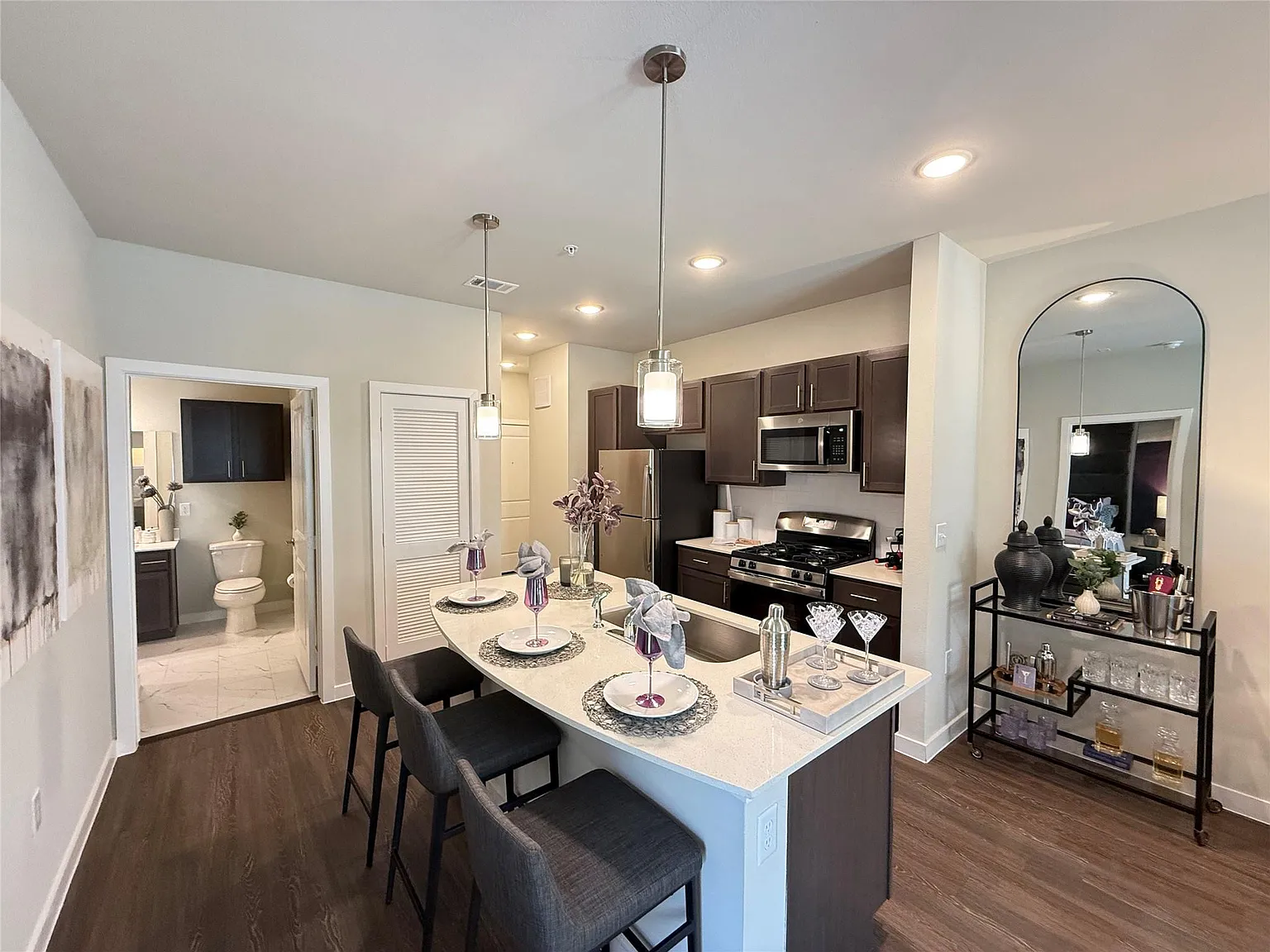 1 bed, 1.0 bath, 768 sqft, $1,505 — Photo 1