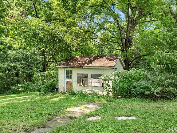 3rd image of 326 Hollywood Heights Rd