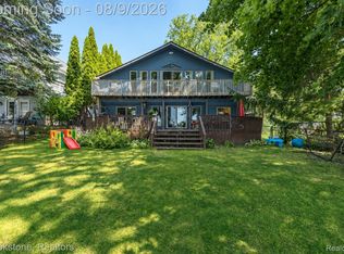 3235 McCormick Dr, Waterford, MI 48328