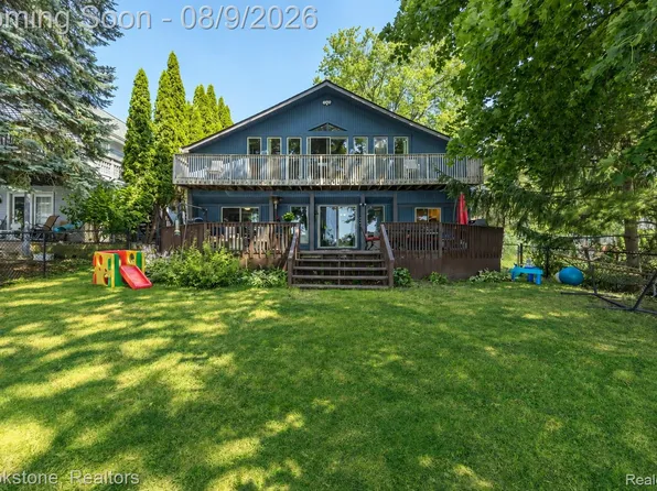 3235 McCormick Dr, Waterford, MI 48328