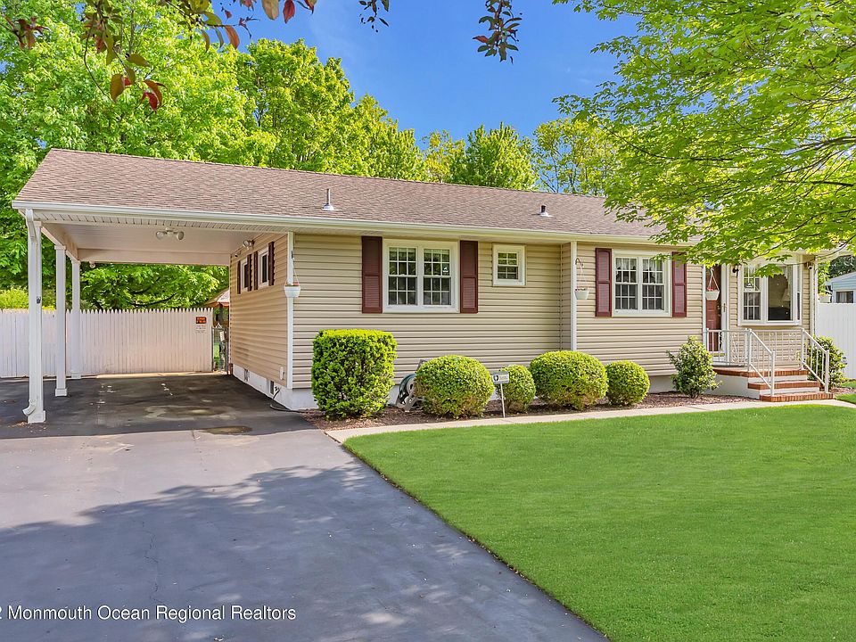 1st image of 15 Chestnut Hill Dr
