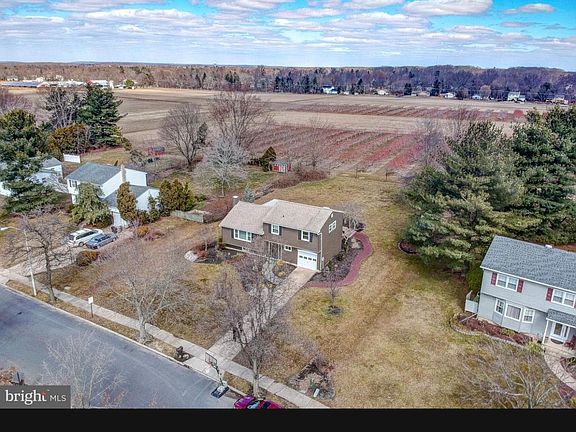 4th image of 49 Oxford Dr