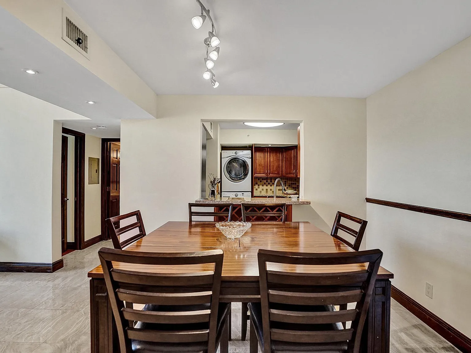 2 bed, 2.0 bath, 1022 sqft, $2,400 — Photo 4