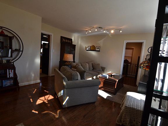 5th image of 2539 Derwent Dr SW