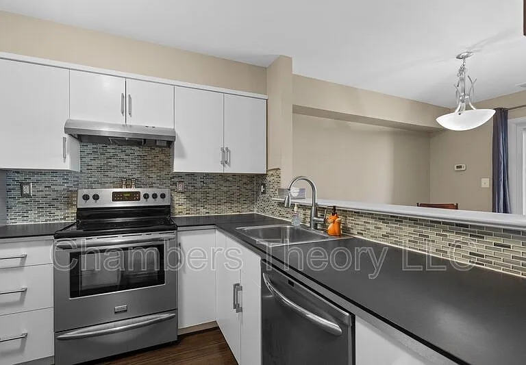 1043 Warwick Ct — Photo 4