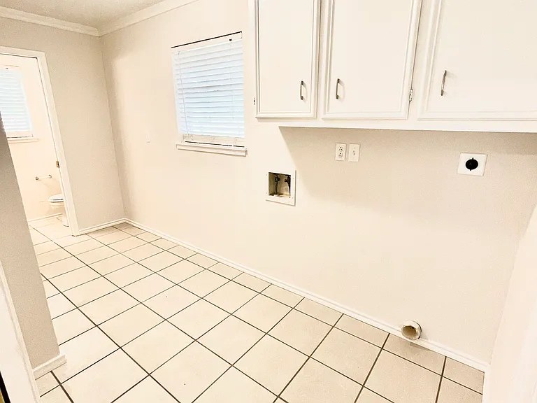 Utility/Laundry room with washer and dryer hookups
