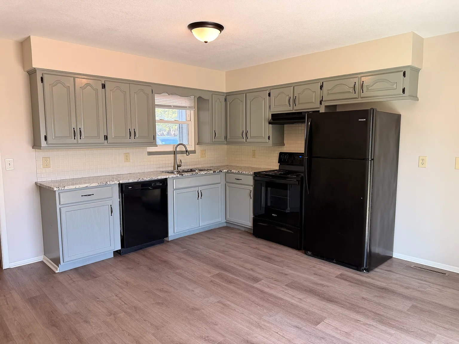 3 bed, 1.5 bath, 1292 sqft, $1,500 — Photo 4