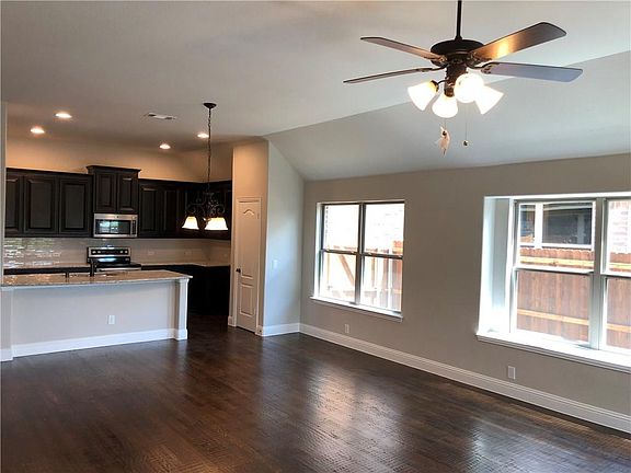 4th image of 1610 De Berry Ln