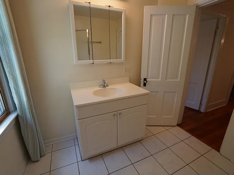 Upstairs full bathroom