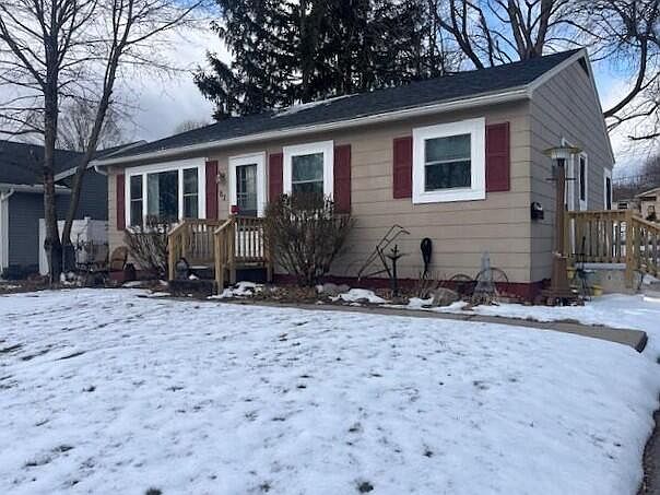 1st image of 82 Leonard Ave