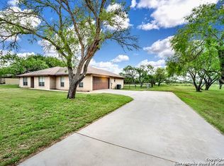 103 Oaklane Dr, Floresville, TX 78114