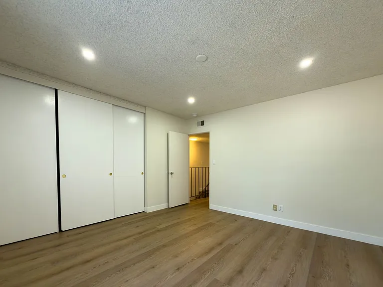 6535 Pickering Ave — Photo 12
