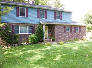6 Grand St, Highland Lakes, NJ 07422