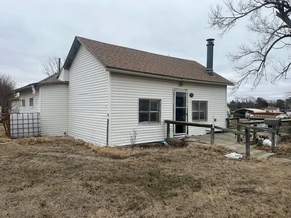 661 E 1st St, Russell, KS 67665