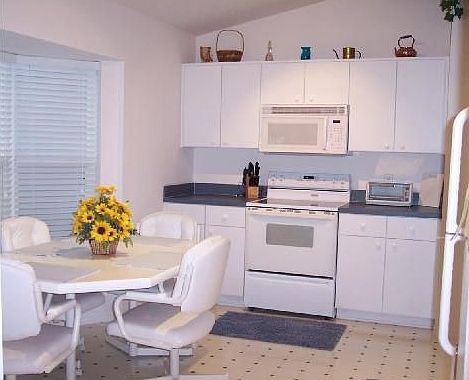 eat-in kitchen
