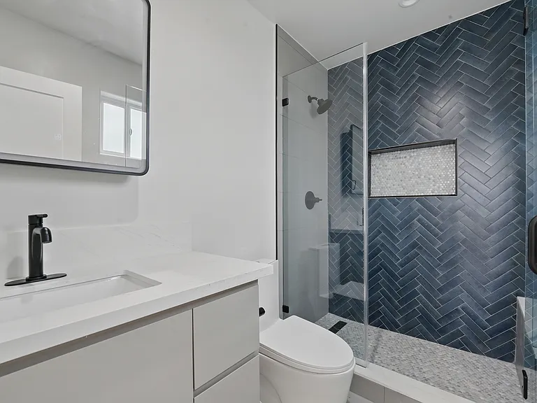 8236 1/2 Blackburn Ave — Photo 14