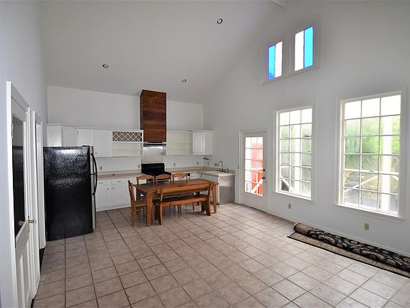 3rd image of 808 9th St