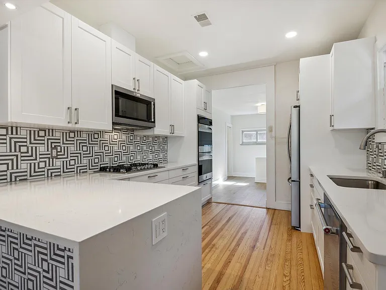 2644 Cherry St — Photo 5