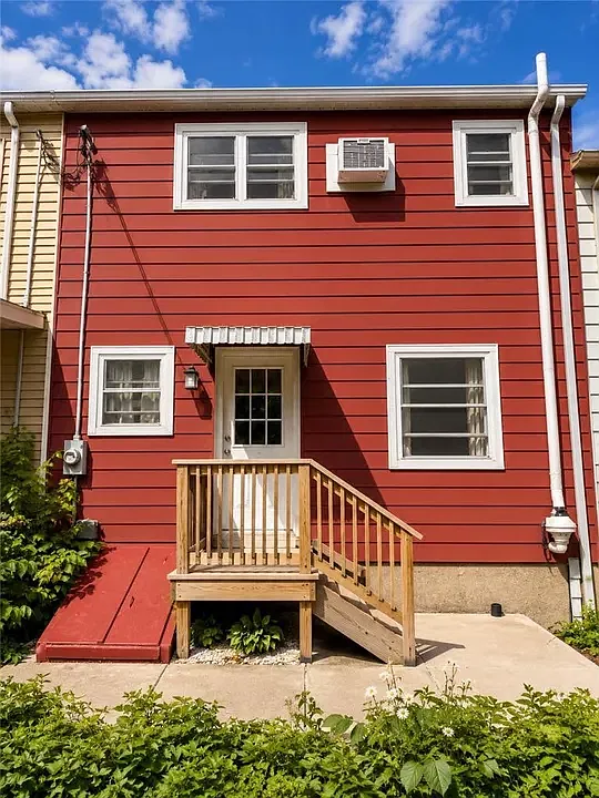 3 bed, 1.5 bath, 1180 sqft, $2,400 — Photo 2