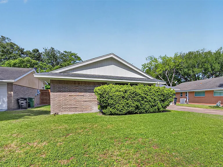 11226 Huggins Dr — Photo 2