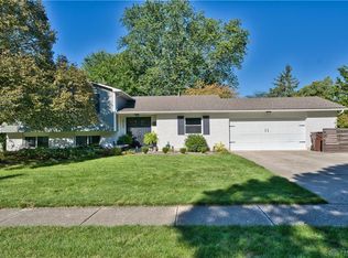 2104 Entrada Dr, Dayton, OH 45431