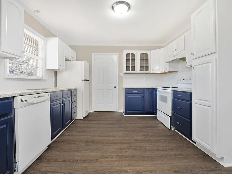 Please note _ the stove and the fridge are now both stainless steel units.