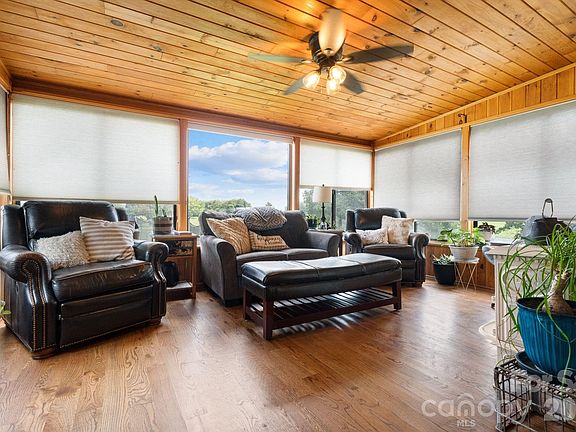 3rd image of 5000 Forest Ridge Dr