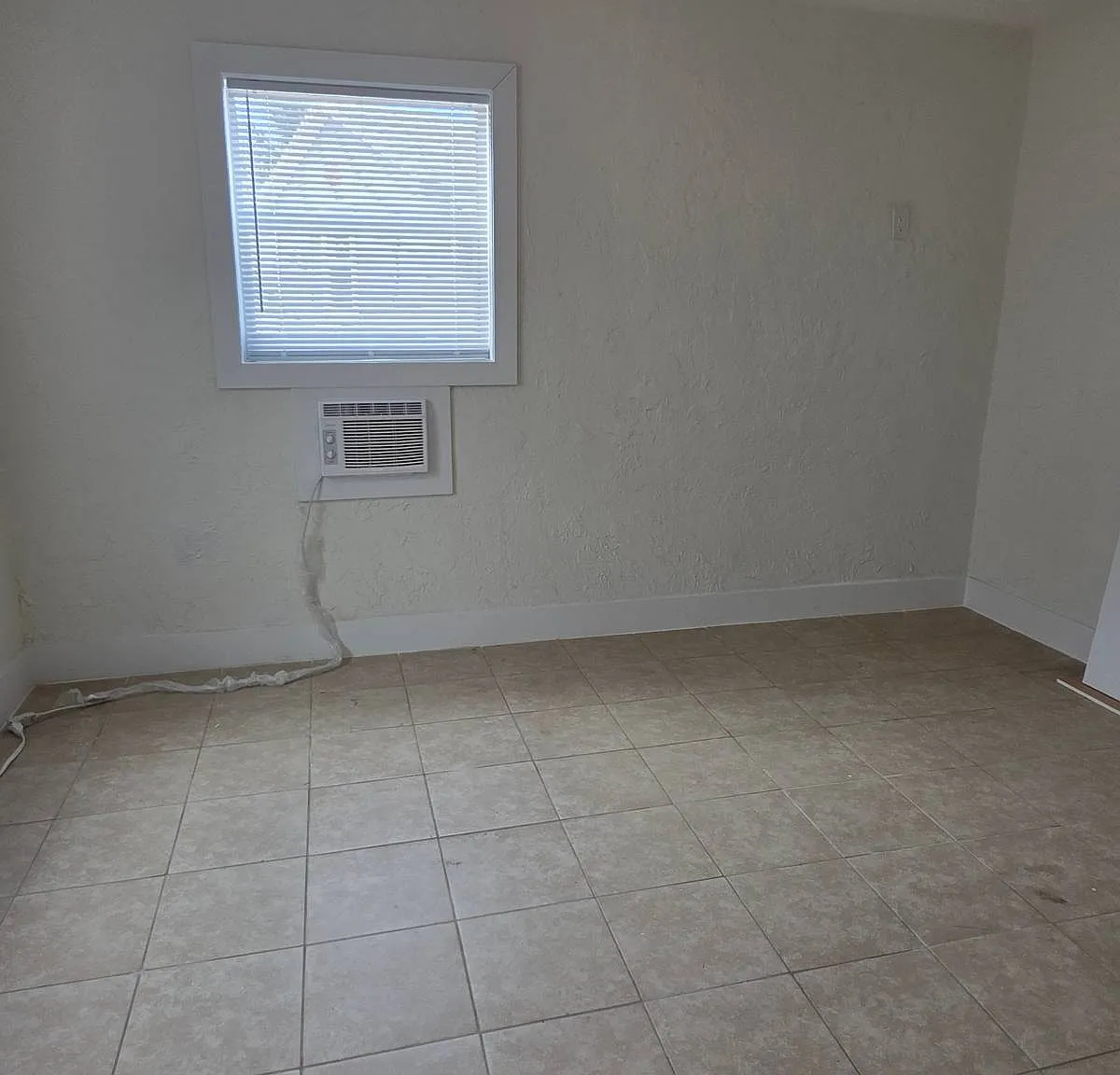 2 bed, 1.0 bath, $1,600 — Photo 2