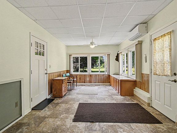 4th image of 595 Albion Rd