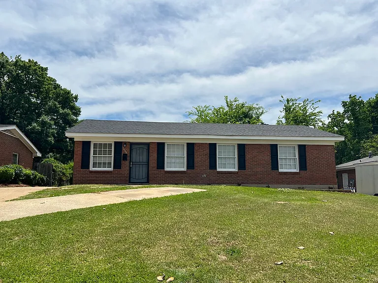 1008 Pelham St — Photo 3