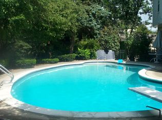 4184 Shore Crest Dr, West Bloomfield, MI 48323