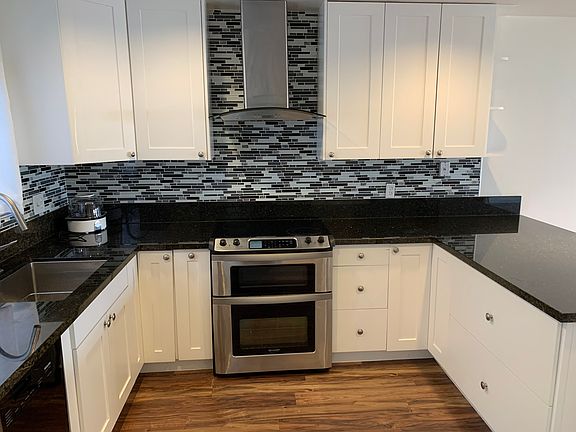 Picture with old stove range, has been replaced with BRAND NEW SAMSUNG Electric Range