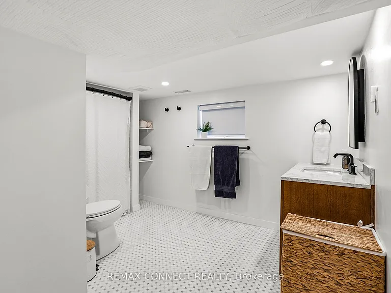 60 Woodbury Rd — Photo 32