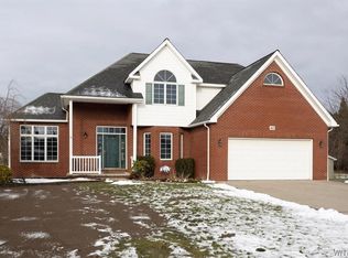 40 Falconcrest Ln, Orchard Park, NY 14127