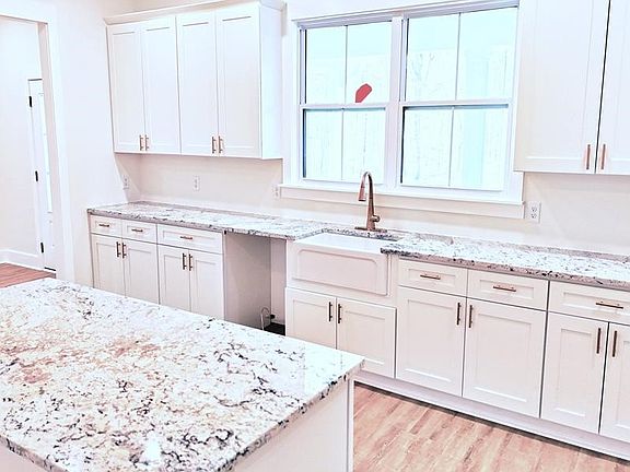 4th image of 546 Joy Ln