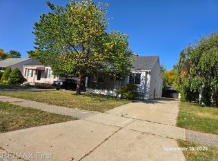 19341 Woodside St, Harper Woods, MI 48225