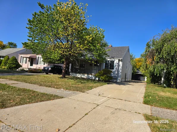 19341 Woodside St, Harper Woods, MI 48225