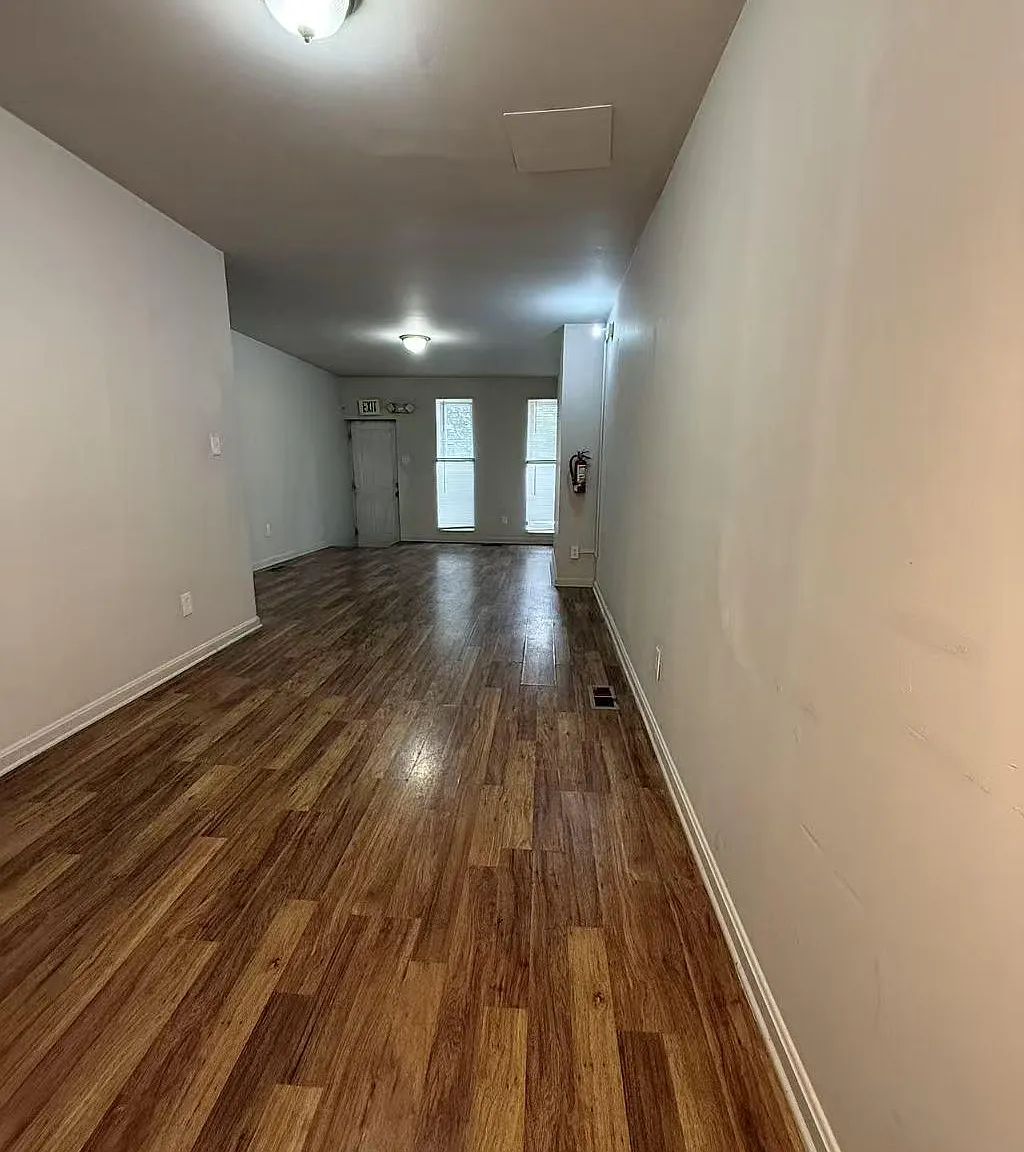 3 bed, 1.0 bath, 1196 sqft, $1,450 — Photo 2