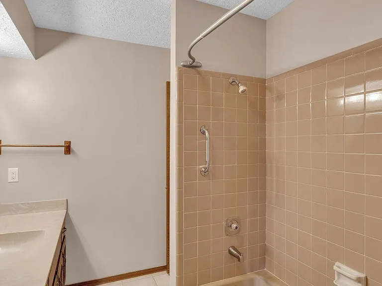 2321 W Louisville St — Photo 13
