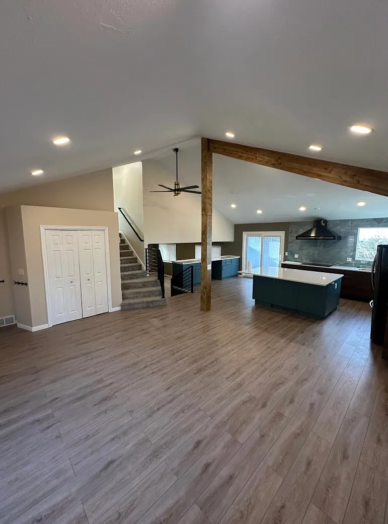 6 bed, 3980 sqft, $3,995 — Photo 3