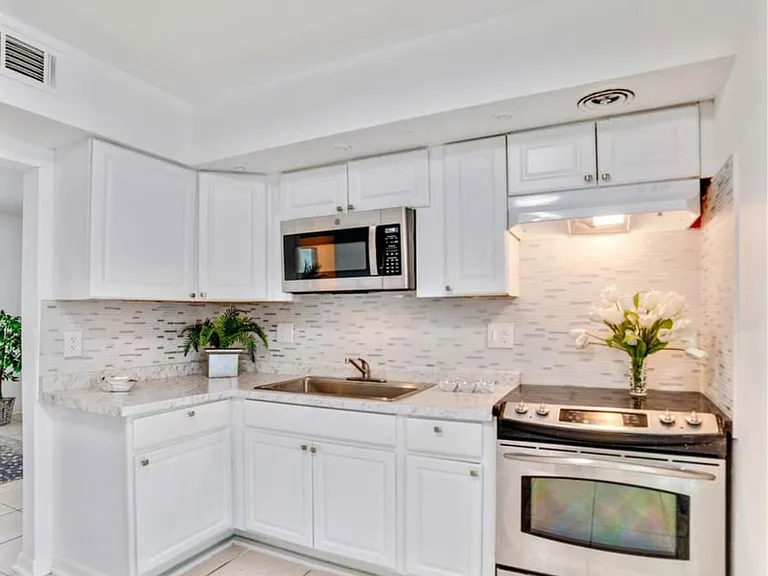 7313 Royal Palm Dr — Photo 9