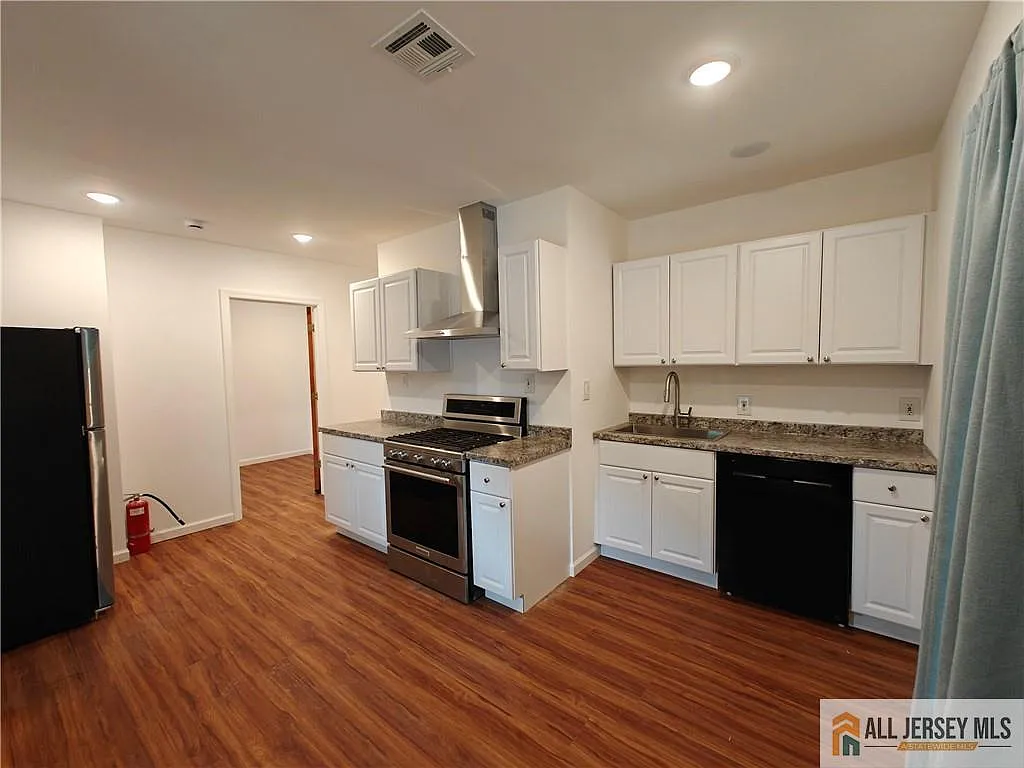 3 bed, 1.5 bath, 1500 sqft, $2,700 — Photo 2