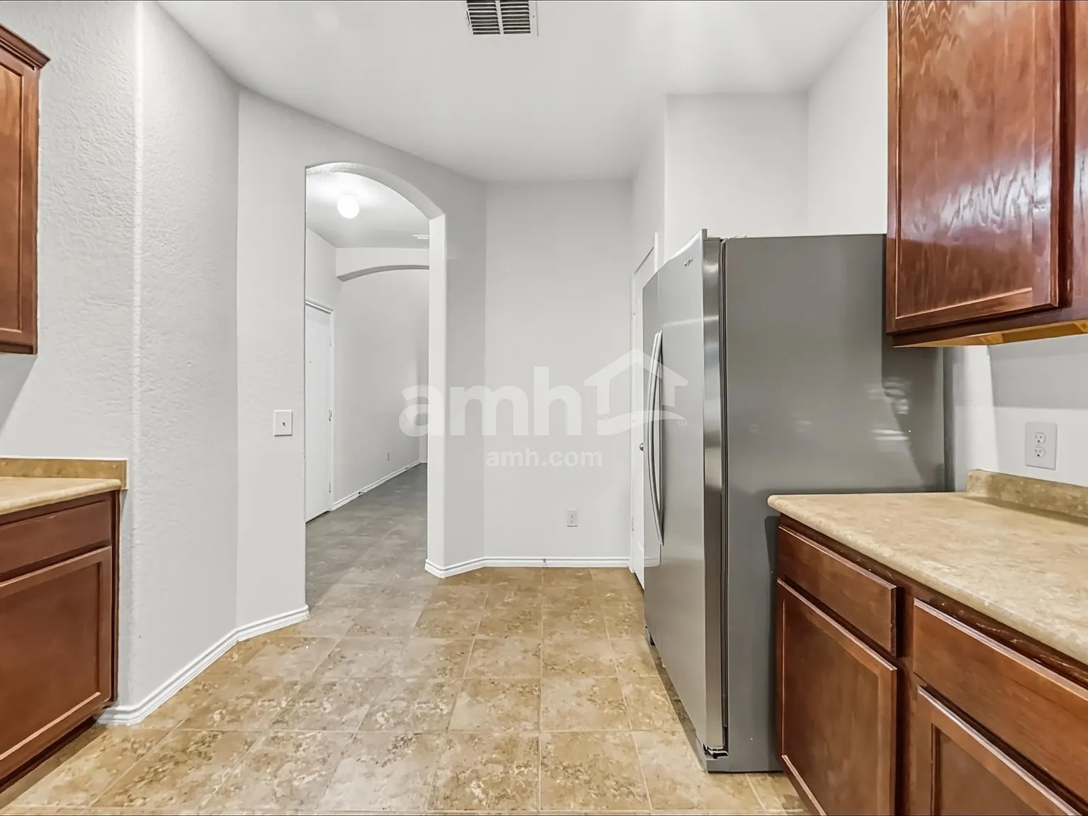 4 bed, 2.5 bath, 2394 sqft, $1,925 — Photo 4