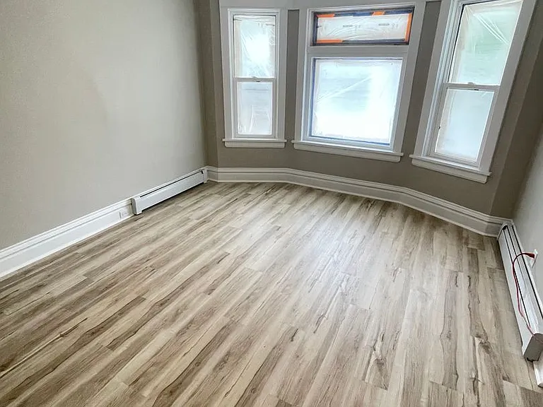 611 E 6th St — Photo 3