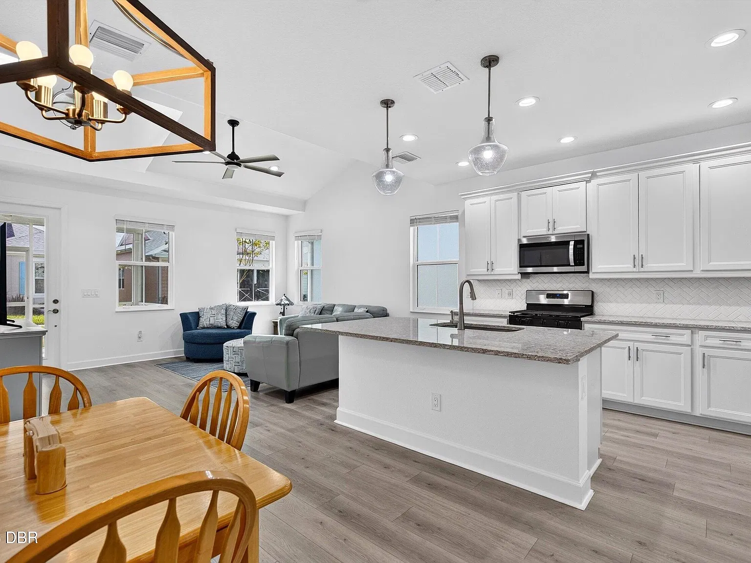 2 bed, 2.0 bath, 1160 sqft, $2,400 — Photo 3