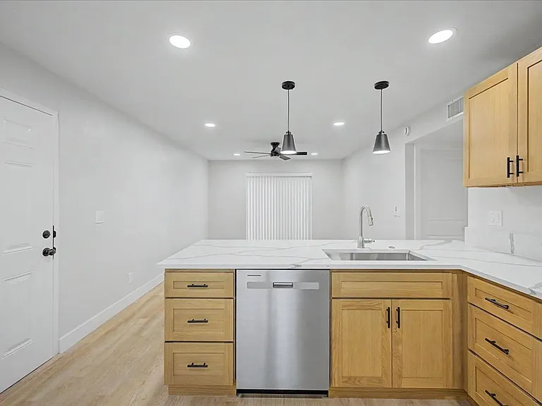 1604 N Forgeus Ave — Photo 10